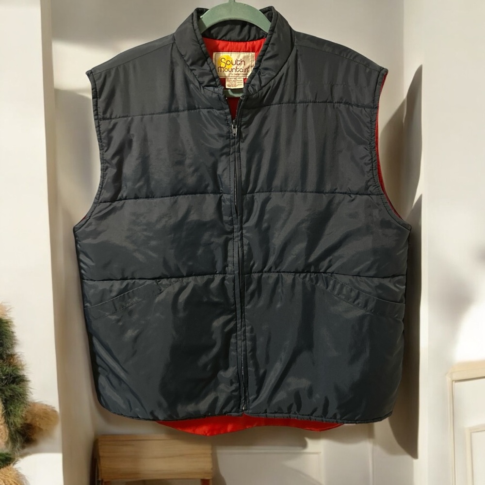 South Mountain Vest Men’s Sz XL - 100% Nylonn and great for wintertime